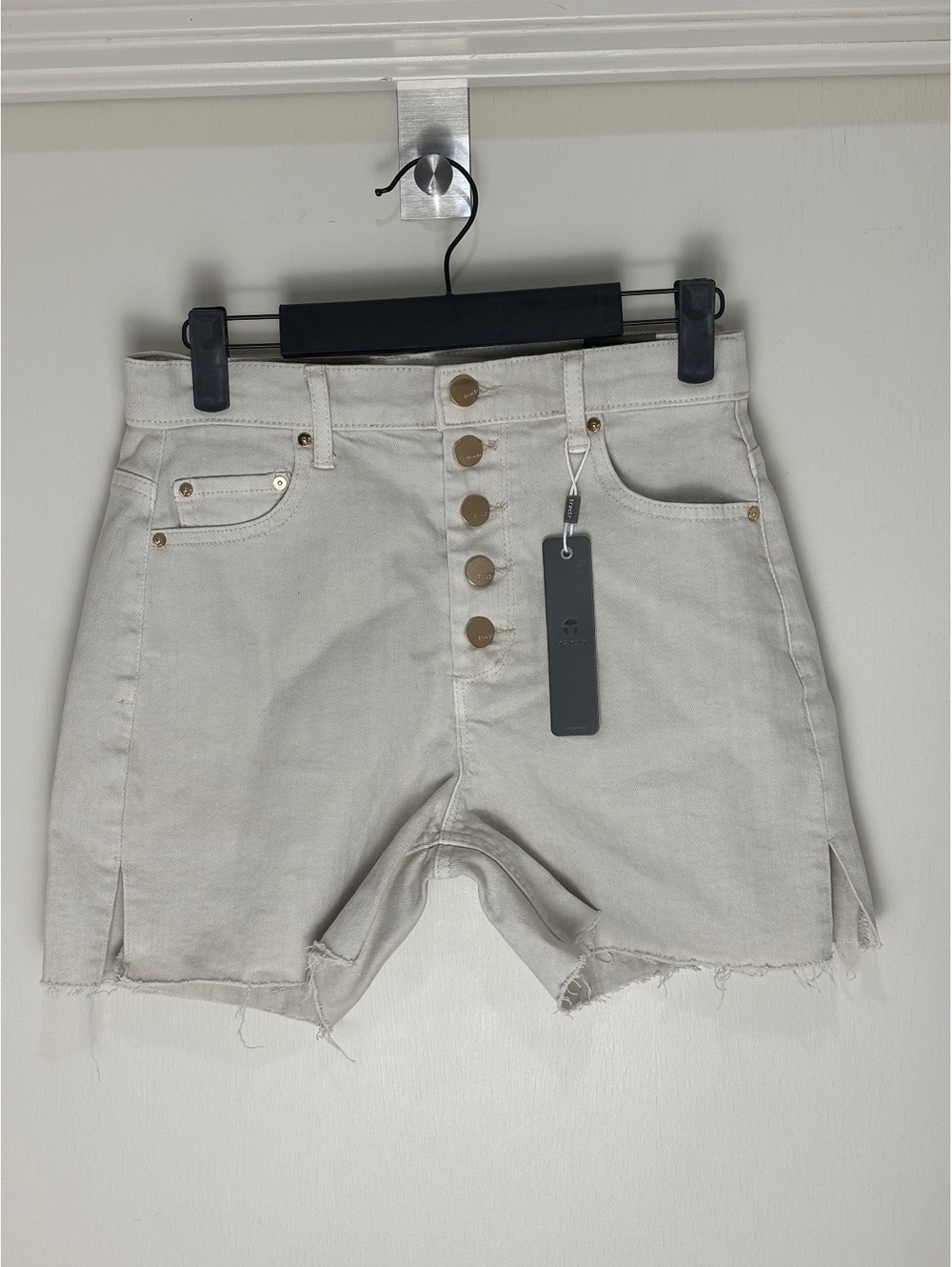 Tractr High Rise Button Fly Denim Shorts NWT Ivory Raw Hem Women’s 26